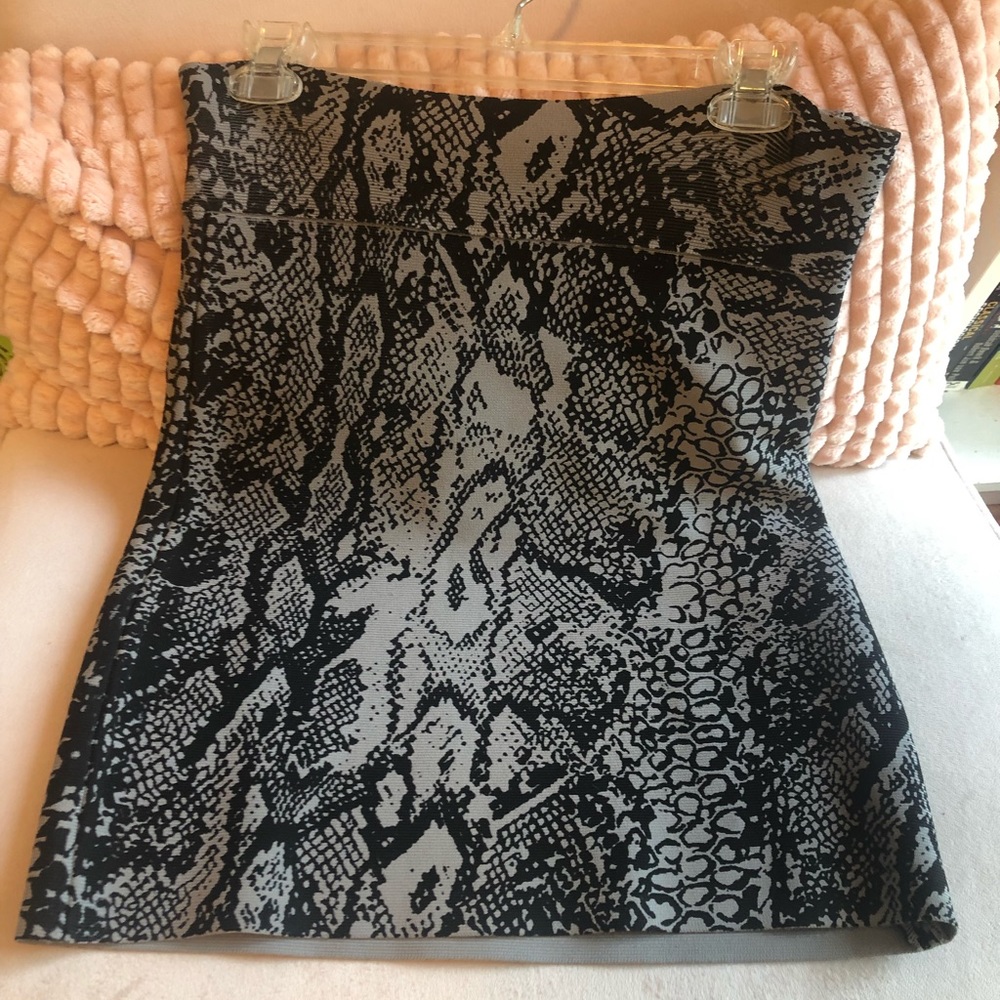 Snake print bcbg bandage skirt 😍